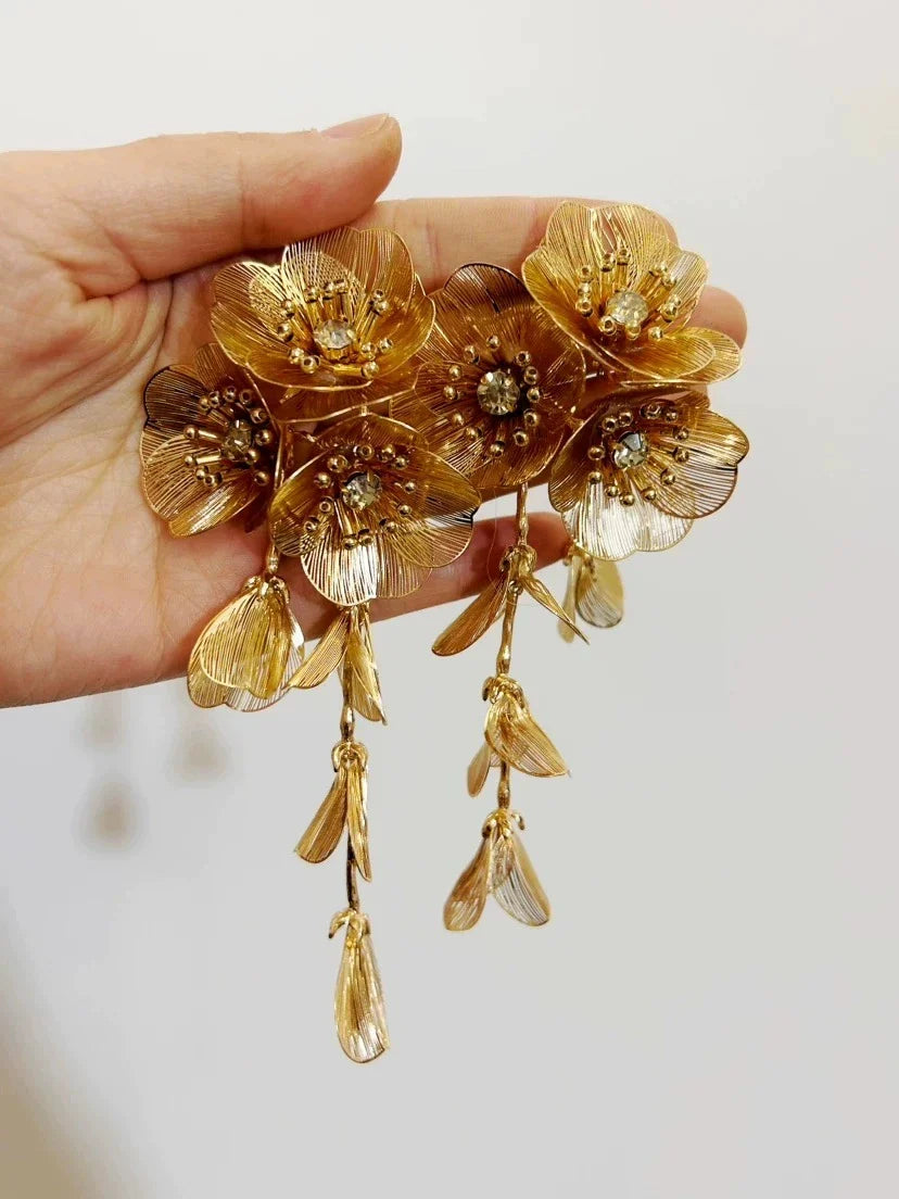 Elegant metal flower tassel earrings and necklace set in gold colour