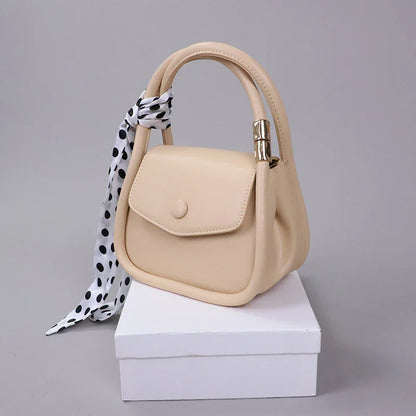 Personalized shoulder bag in diagonal design, made with premium PU leather and featuring a roomy interior with dedicated phone pocket.