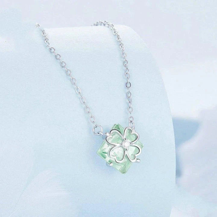 Platinum-plated green pendant necklace with adjustable chain length for a customised fit