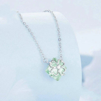 Platinum-plated green pendant necklace with adjustable chain length for a customised fit