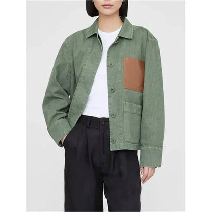 Stylish retro green autumn jacket for women with turn-down collar, single-breasted closure, and practical pockets