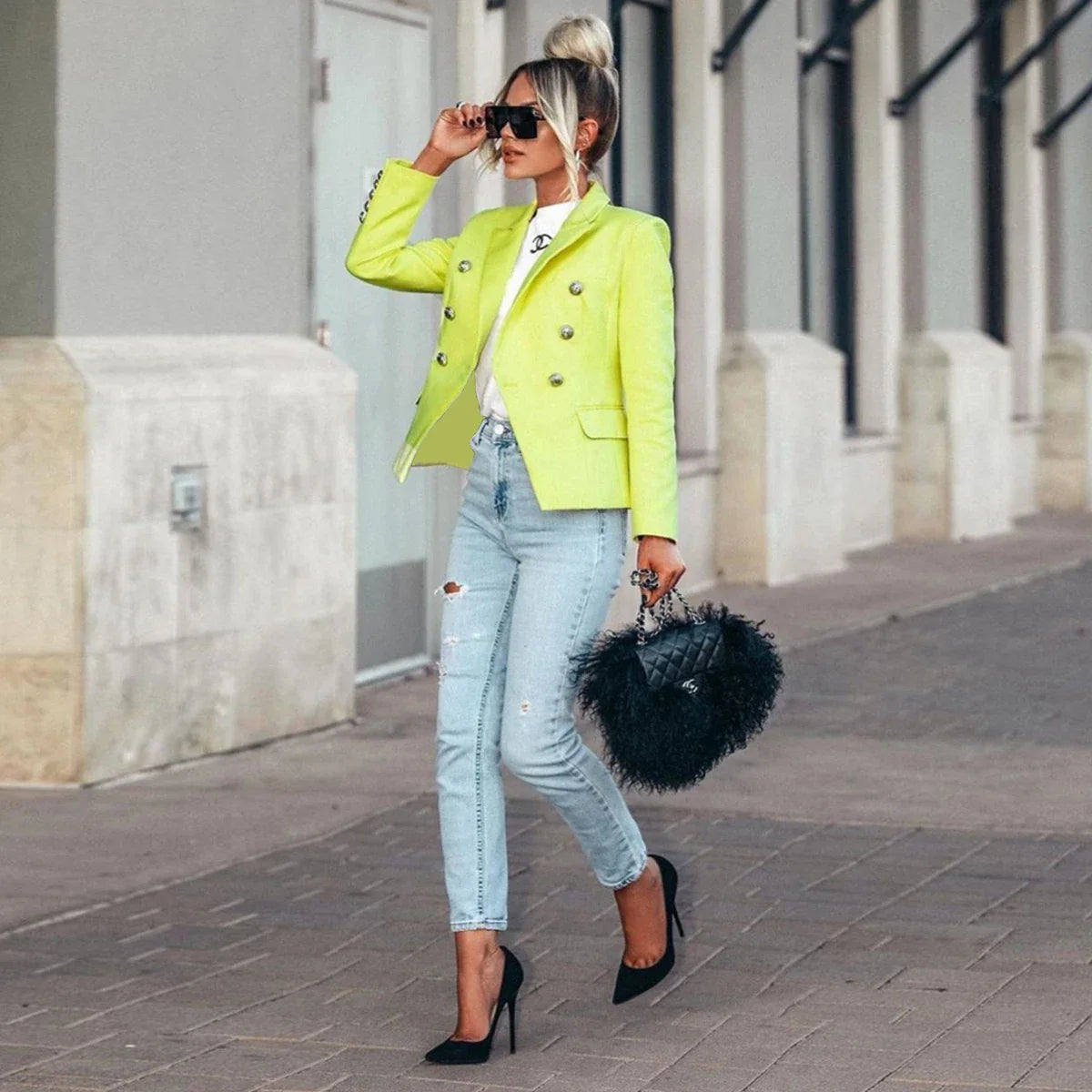 Tailored casual blazer in khaki colour, featuring a sophisticated and versatile design for women