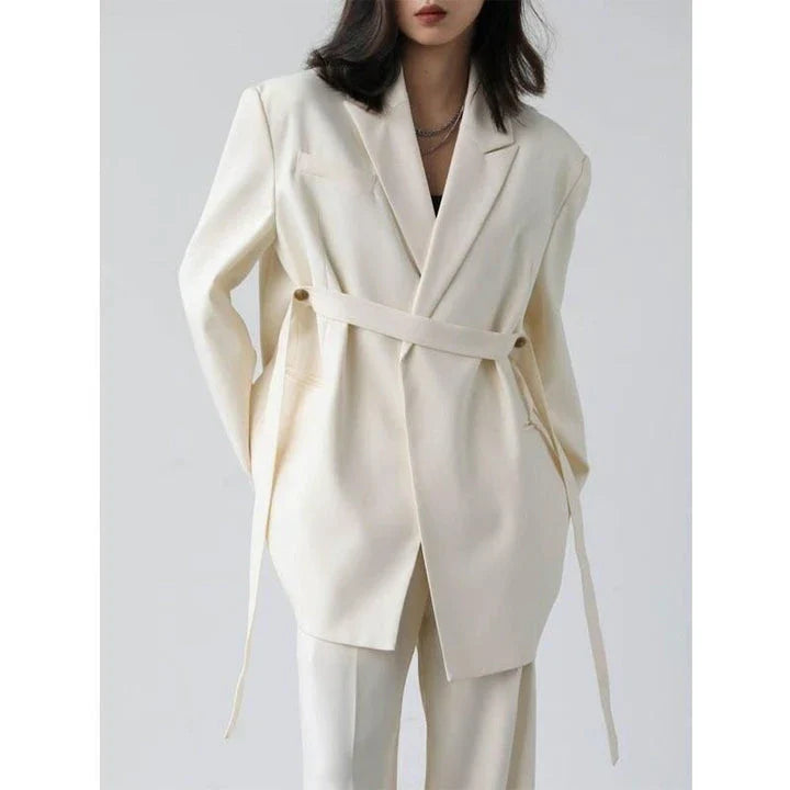 Elegant long sleeve blazer with a ribbon detail, made of a blend of cotton and polyester for comfort and durability.