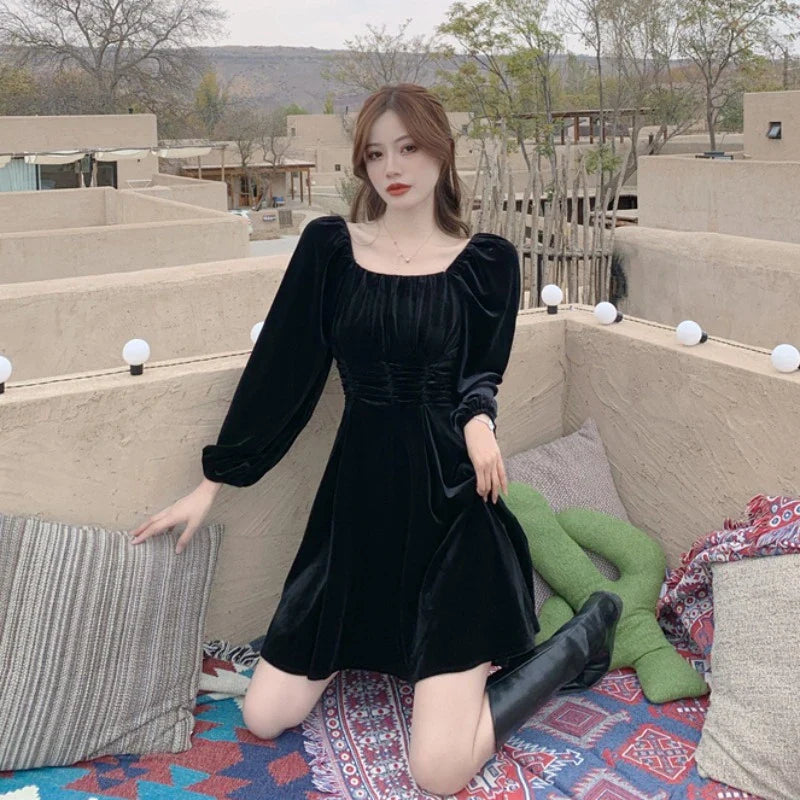 Elegant Hepburn-inspired pleuche dress for women, available in red and black with a flattering A-line silhouette and puff sleeves