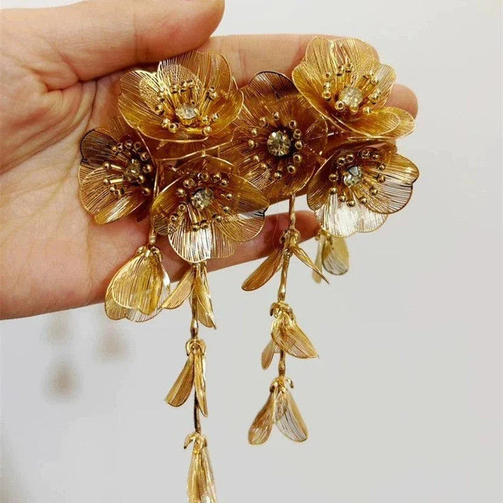Elegant metal flower tassel earrings and necklace set in gold colour