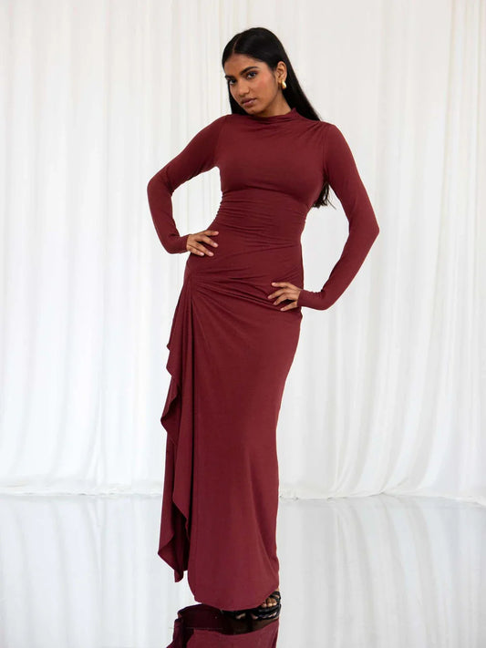Trendha slim-fit autumn dress in champagne and wine red colours, featuring a flattering silhouette and subtle split detail
