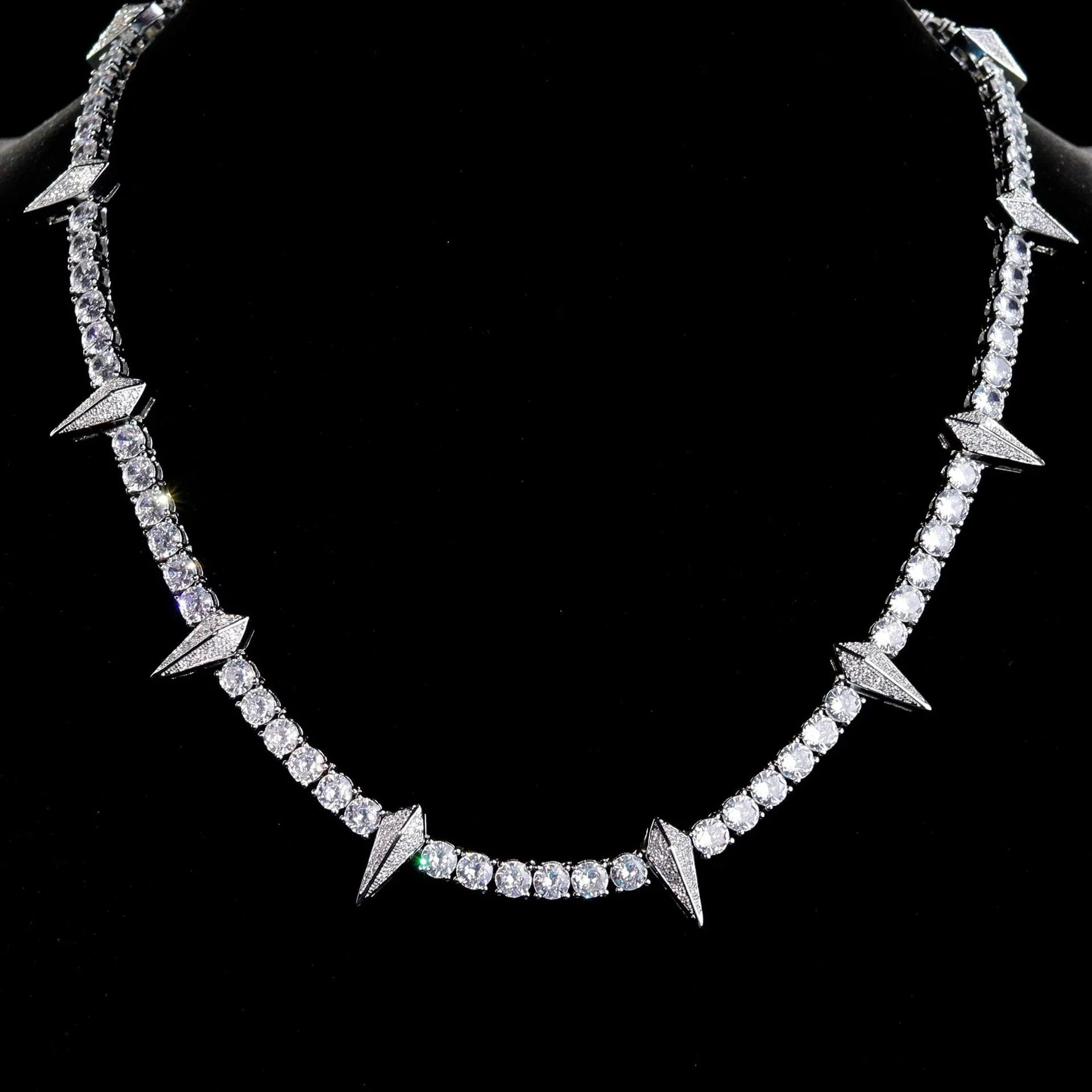 Stunning copper alloy and zircon necklace in adjustable lengths, a fashionable accessory for men and women
