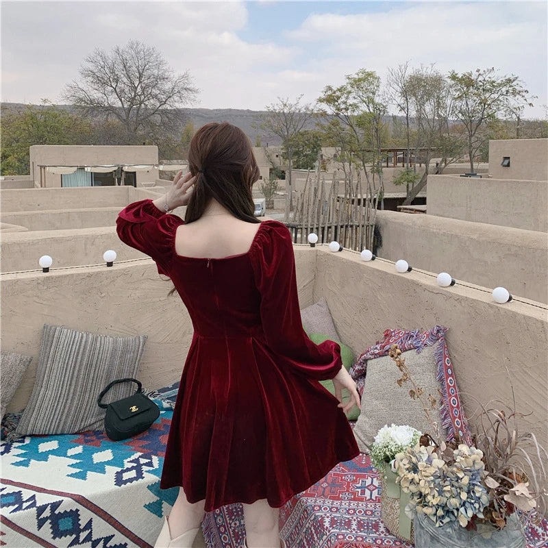 Elegant Hepburn-inspired pleuche dress for women, available in red and black with a flattering A-line silhouette and puff sleeves