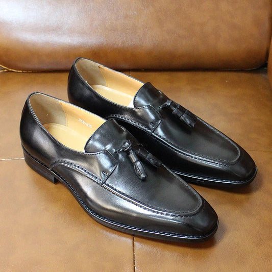 Stylish and comfortable leather loafers for men, featuring a sleek design, premium cowhide, and rubber soles for exceptional grip and shock absorption.