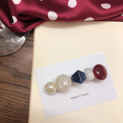 Elegant pearl hair clip with a sophisticated design, made of premium alloy materials for long-lasting durability and a secure fit.