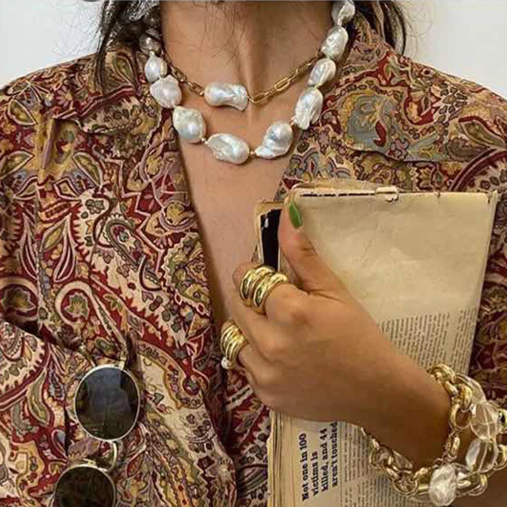 Elegant irregular pearl necklace with adjustable chain in gold colour