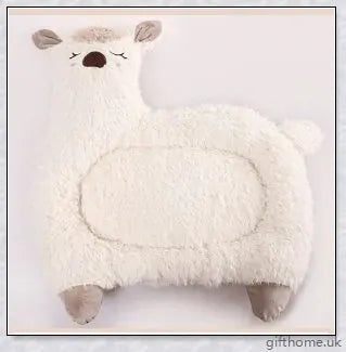 Premium alpaca fleece pet bed in a cosy, plush design for cats and dogs