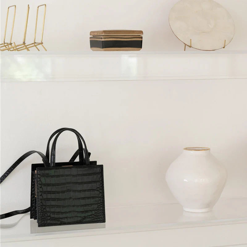 Retro one-shoulder messenger bag for women, made with premium PU materials and featuring a classic vintage-inspired design.