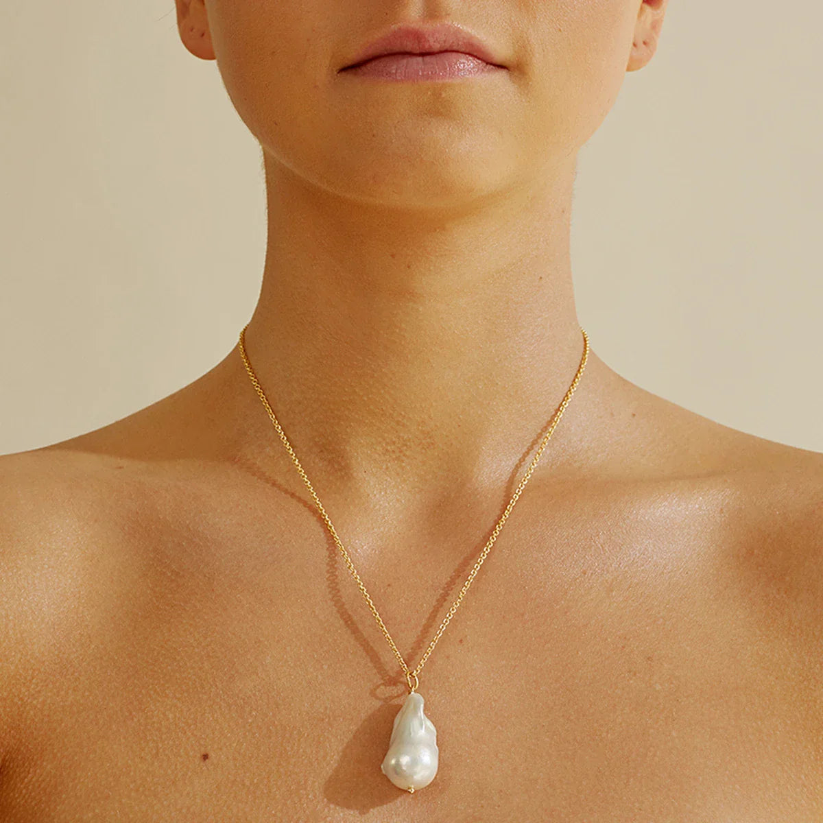 Elegant British baroque pearl necklace with a unique fish tail design, perfect for adding a touch of sophistication to any outfit.