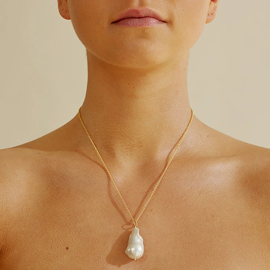 Elegant British baroque pearl necklace with a unique fish tail design, perfect for adding a touch of sophistication to any outfit.