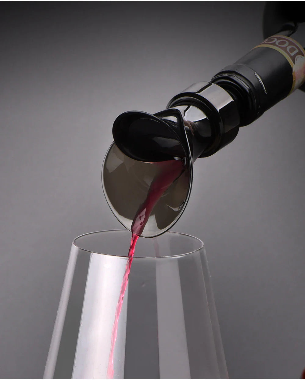 Elegant petal-shaped red wine pourer with a sleek design to enhance the flavour and aroma of your favourite red wines