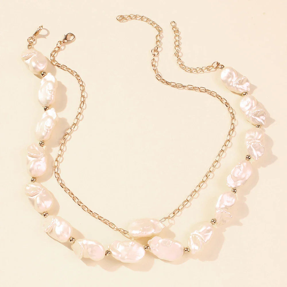 Elegant irregular pearl necklace with adjustable chain in gold colour