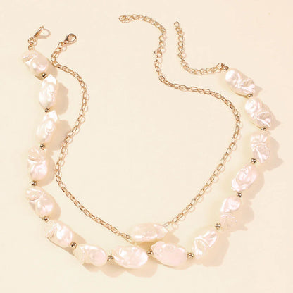 Elegant irregular pearl necklace with adjustable chain in gold colour