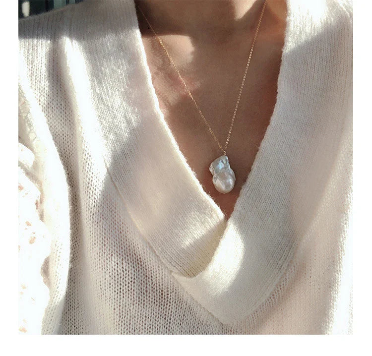 Elegant British baroque pearl necklace with a unique fish tail design, perfect for adding a touch of sophistication to any outfit.