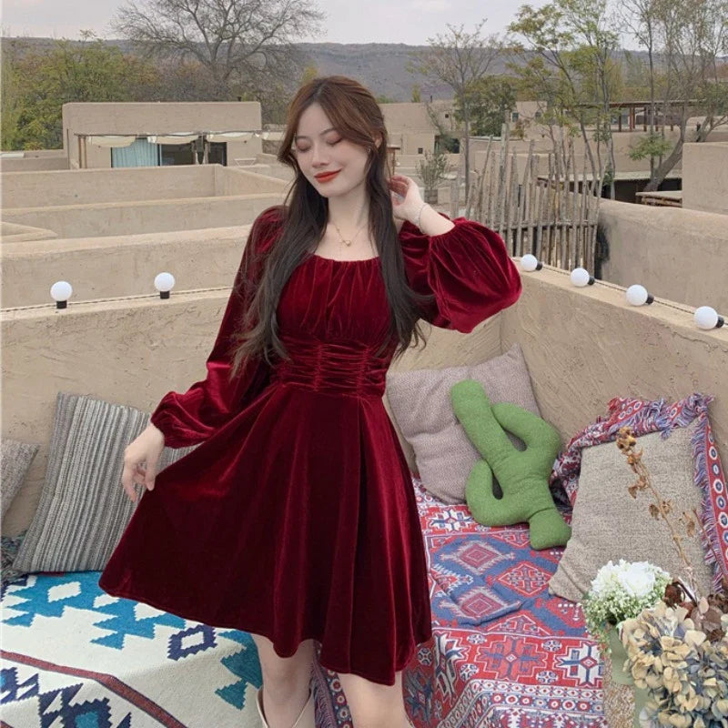 Elegant Hepburn-inspired pleuche dress for women, available in red and black with a flattering A-line silhouette and puff sleeves