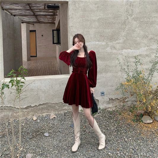 Elegant Hepburn-inspired pleuche dress for women, available in red and black with a flattering A-line silhouette and puff sleeves