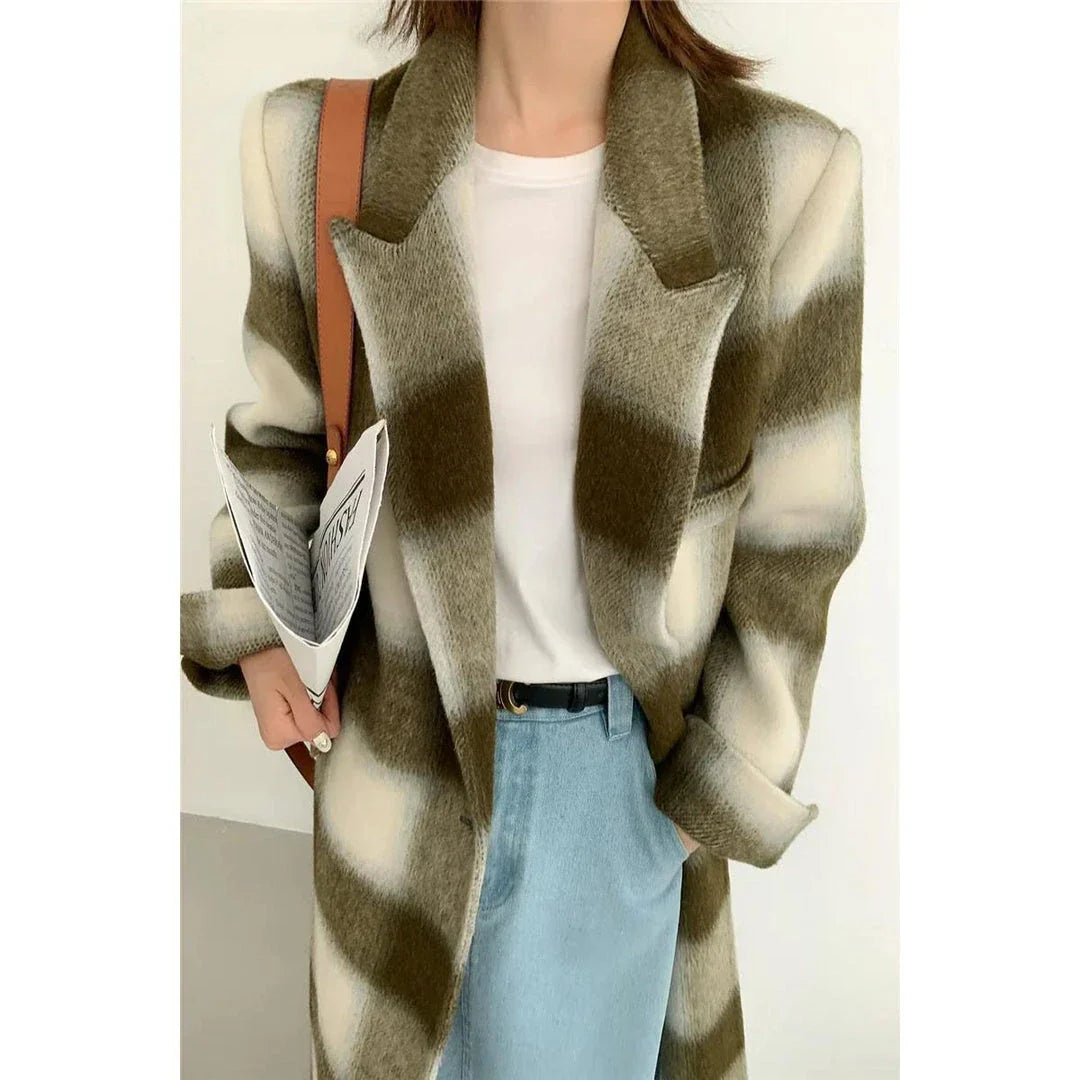 Elegant plaid double-breasted long woollen coat for stylish women