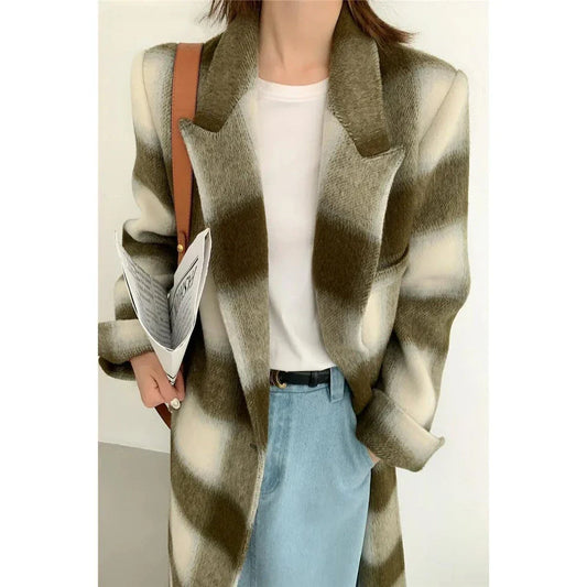 Elegant plaid double-breasted long woollen coat for stylish women