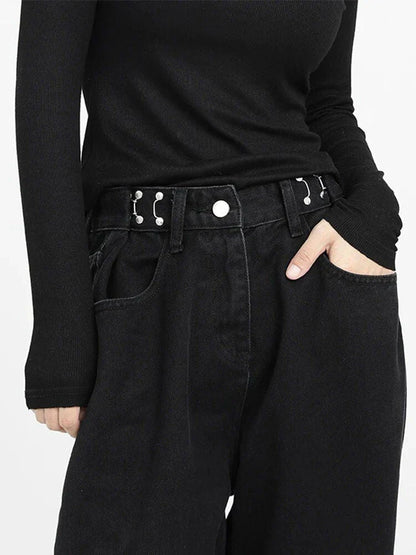 Stylish high-waist black jeans with vintage-inspired details for a timeless, elegant look.