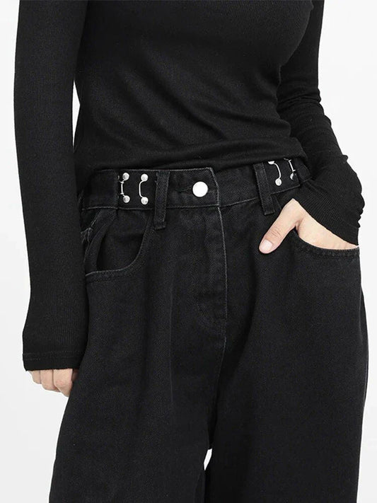 Stylish high-waist black jeans with vintage-inspired details for a timeless, elegant look.