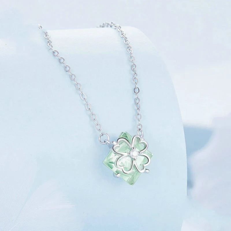 Platinum-plated green pendant necklace with adjustable chain length for a customised fit