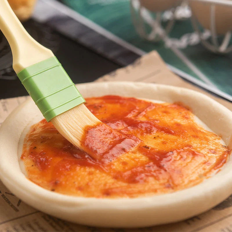 A high-quality oil brush designed for baking, barbecuing, and everyday cooking tasks, featuring a comfortable grip and multiple size options.