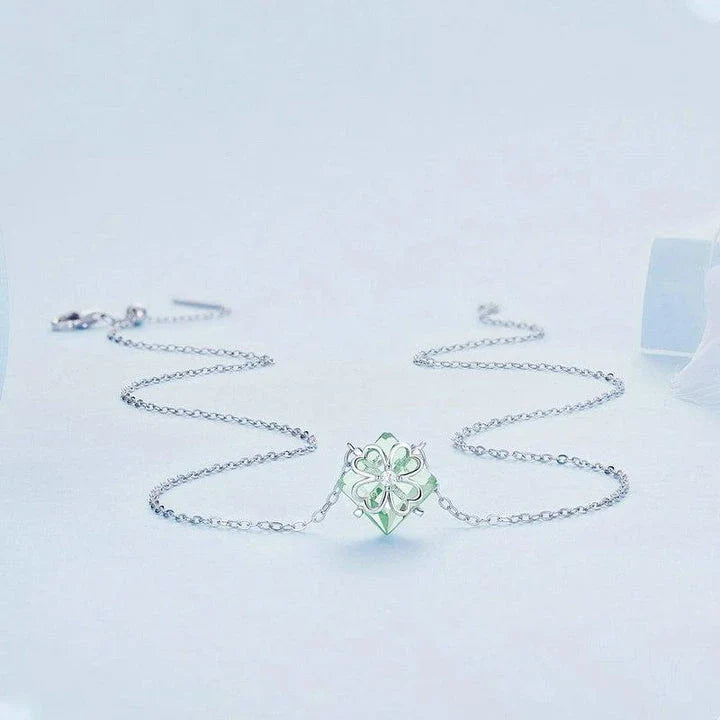 Platinum-plated green pendant necklace with adjustable chain length for a customised fit