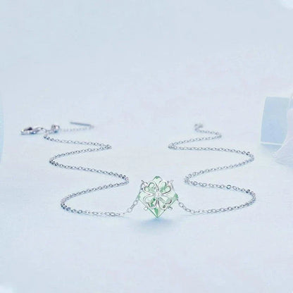 Platinum-plated green pendant necklace with adjustable chain length for a customised fit