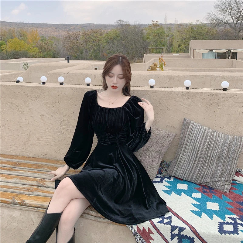 Elegant Hepburn-inspired pleuche dress for women, available in red and black with a flattering A-line silhouette and puff sleeves
