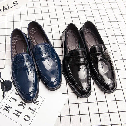 Sophisticated men's patent leather formal shoes with a sleek, glossy design and comfortable rubber sole