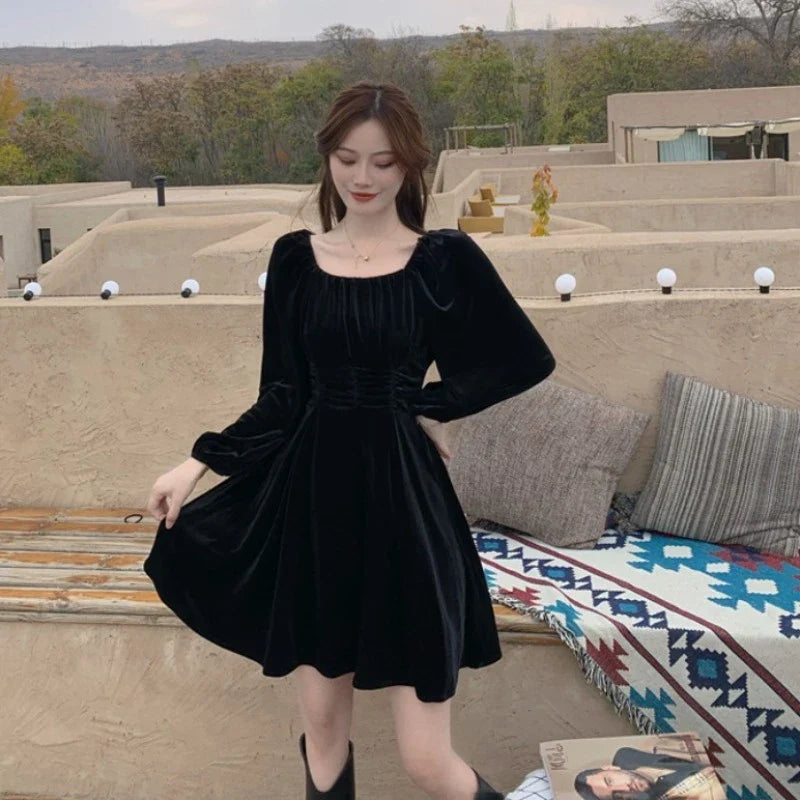 Elegant Hepburn-inspired pleuche dress for women, available in red and black with a flattering A-line silhouette and puff sleeves