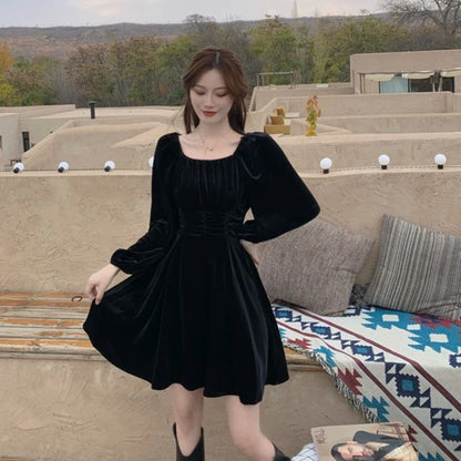 Elegant Hepburn-inspired pleuche dress for women, available in red and black with a flattering A-line silhouette and puff sleeves