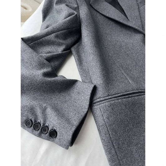 Elegant women's wool blazer in a chic and timeless design, perfect for the British autumn and winter seasons