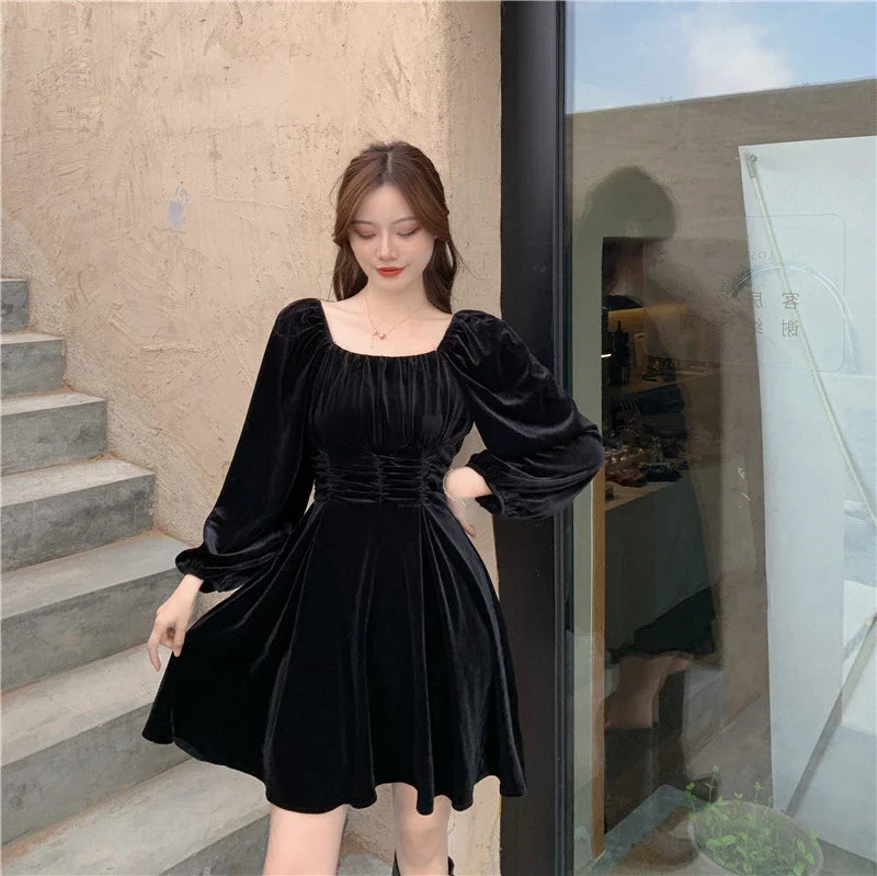 Elegant Hepburn-inspired pleuche dress for women, available in red and black with a flattering A-line silhouette and puff sleeves