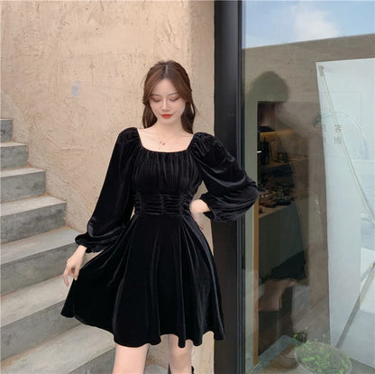 Elegant Hepburn-inspired pleuche dress for women, available in red and black with a flattering A-line silhouette and puff sleeves