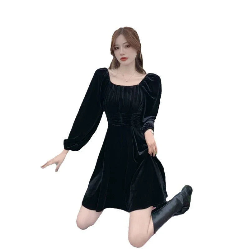 Elegant Hepburn-inspired pleuche dress for women, available in red and black with a flattering A-line silhouette and puff sleeves