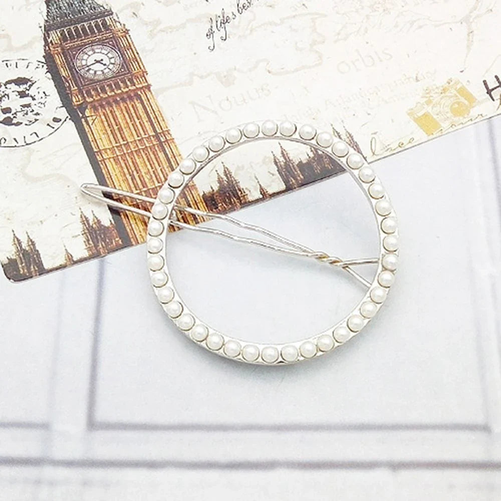 Elegant pearl hair clip with a sophisticated design, made of premium alloy materials for long-lasting durability and a secure fit.
