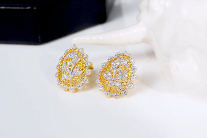 Pair of 925 silver gold-plated earrings with a honeycomb vine design, a captivating accessory that combines classic elegance and modern style.