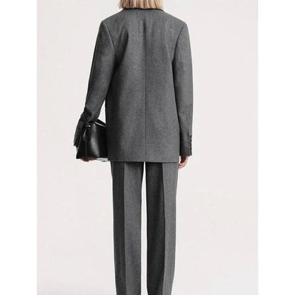 Elegant women's wool blazer in a chic and timeless design, perfect for the British autumn and winter seasons