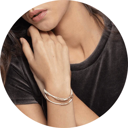 Stylish multilayered bracelet with beige leather ropes and gold-coloured beads, a modern and sophisticated accessory