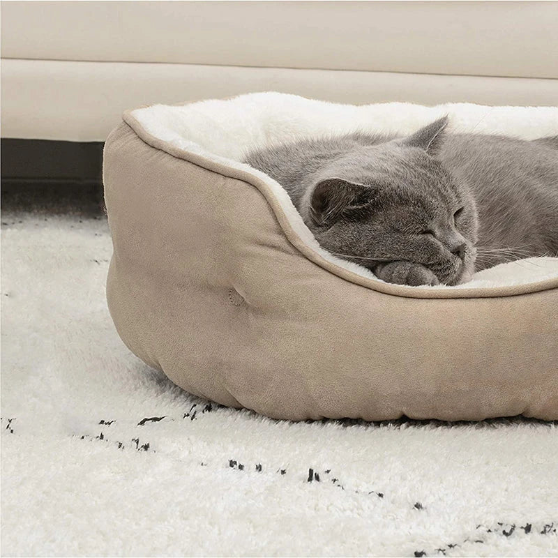 Cosy round pet bed made of soft microfibre fleece with a non-slip base, perfect for small dogs and cats to relax and sleep comfortably.