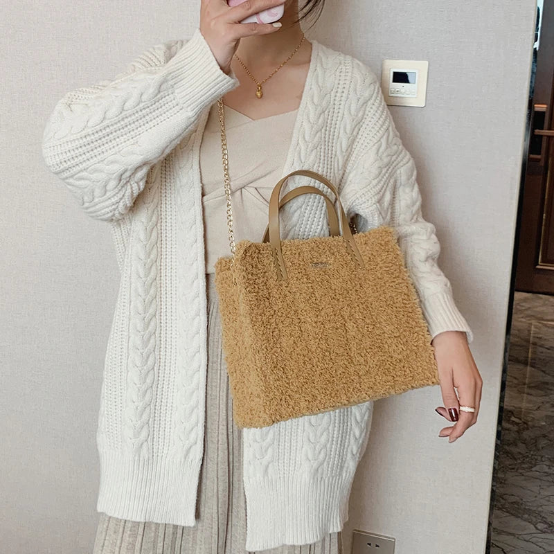 A premium hand-woven tote bag in a stylish design, featuring a magnetic closure and an adjustable shoulder strap for versatile use.