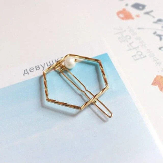 Elegant pearl hair clip with a sophisticated design, made of premium alloy materials for long-lasting durability and a secure fit.