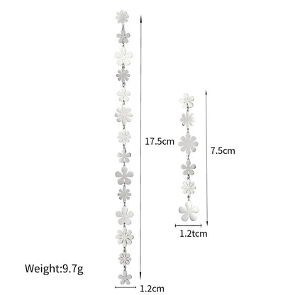 Elegant asymmetrical daisy earrings in 18K gold plating, crafted from high-quality stainless steel for a lasting shine