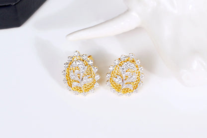 Pair of 925 silver gold-plated earrings with a honeycomb vine design, a captivating accessory that combines classic elegance and modern style.